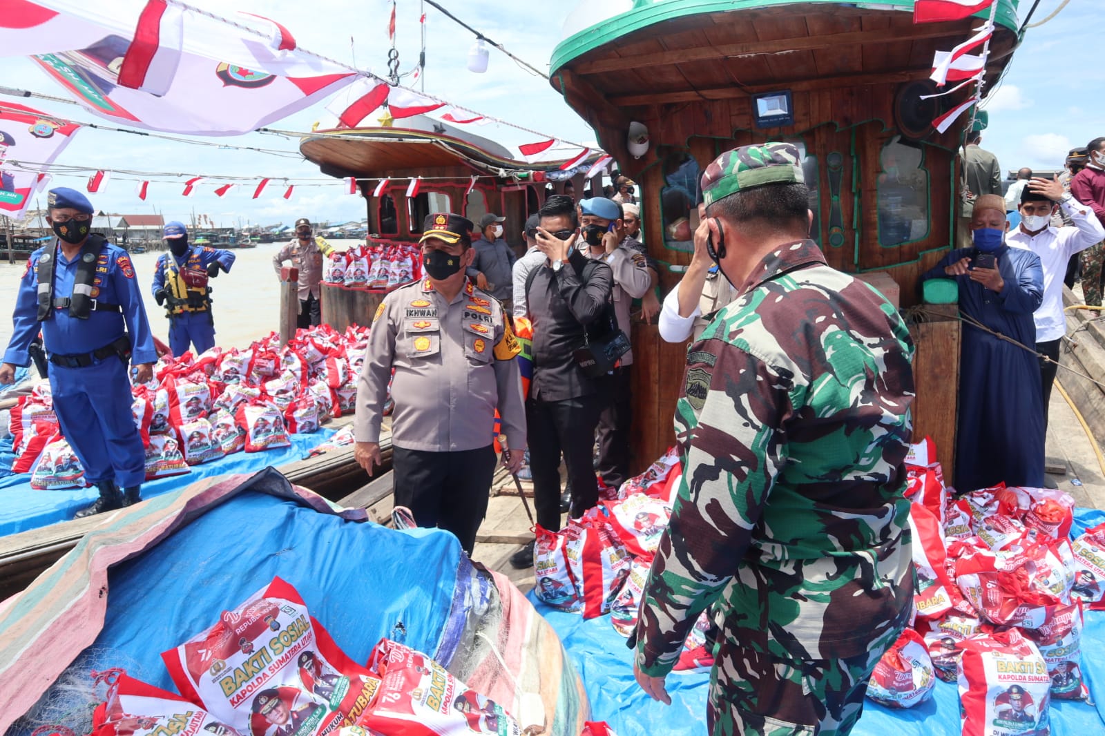 Naiki Kapal Kapolres Batu Bara Bersama KSJ Bagikan Paket Sembako Ke Nelayan
