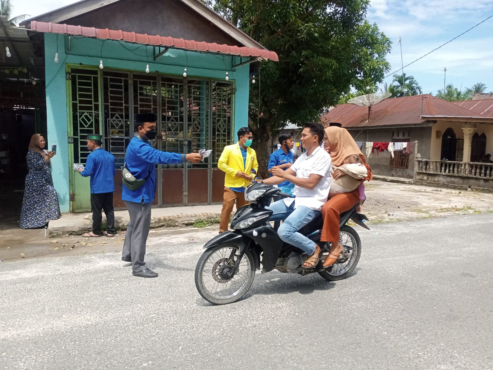 Semangat Meriahkan HUT RI KNPI Nibung Hangus Berbagi Masker dan Vitamin