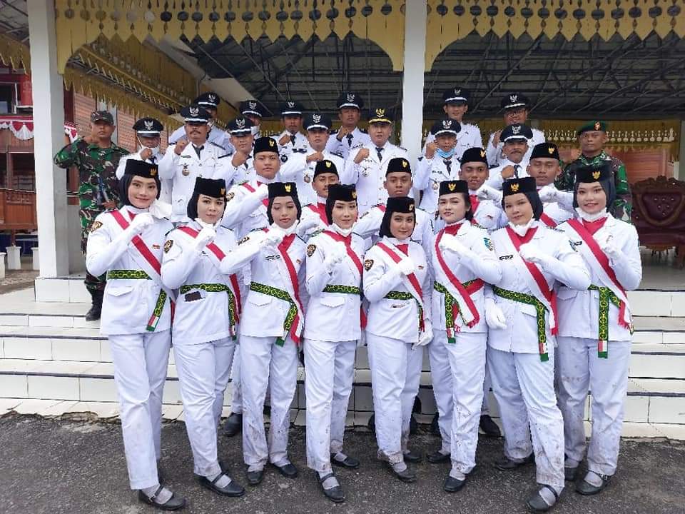 Berfose Foto Tanpa Masker Camat Air Putih Tuai Kritikan Tokoh Pemuda