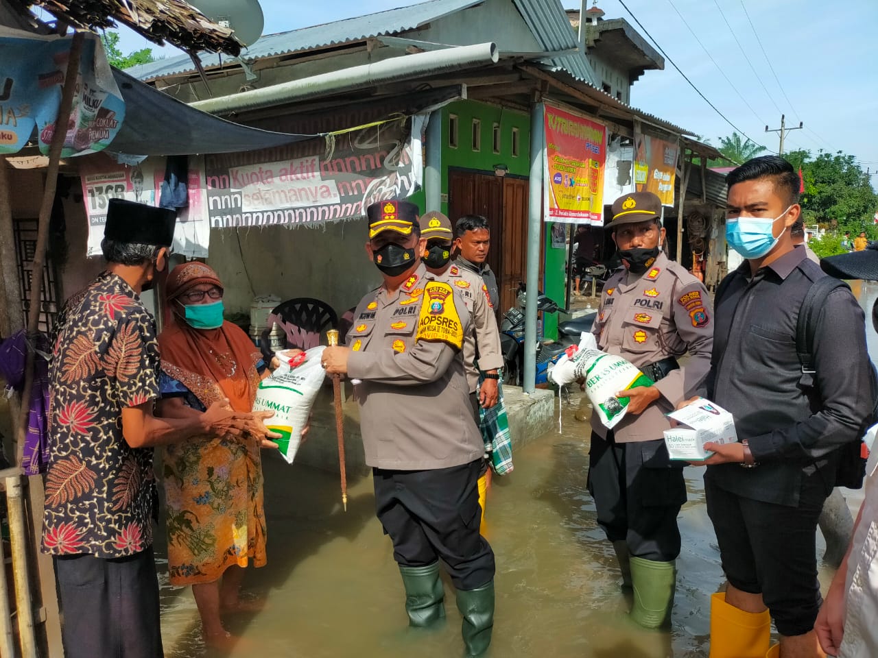 Kapolres Batu Bara Berikan 100 Paket Sembako Kepada Korban Banjir