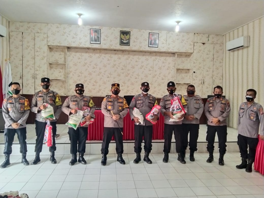 Tingkatkan Semangat Bhabinkamtibmas Kapolres Batu Bara Berikan Paket Sembako