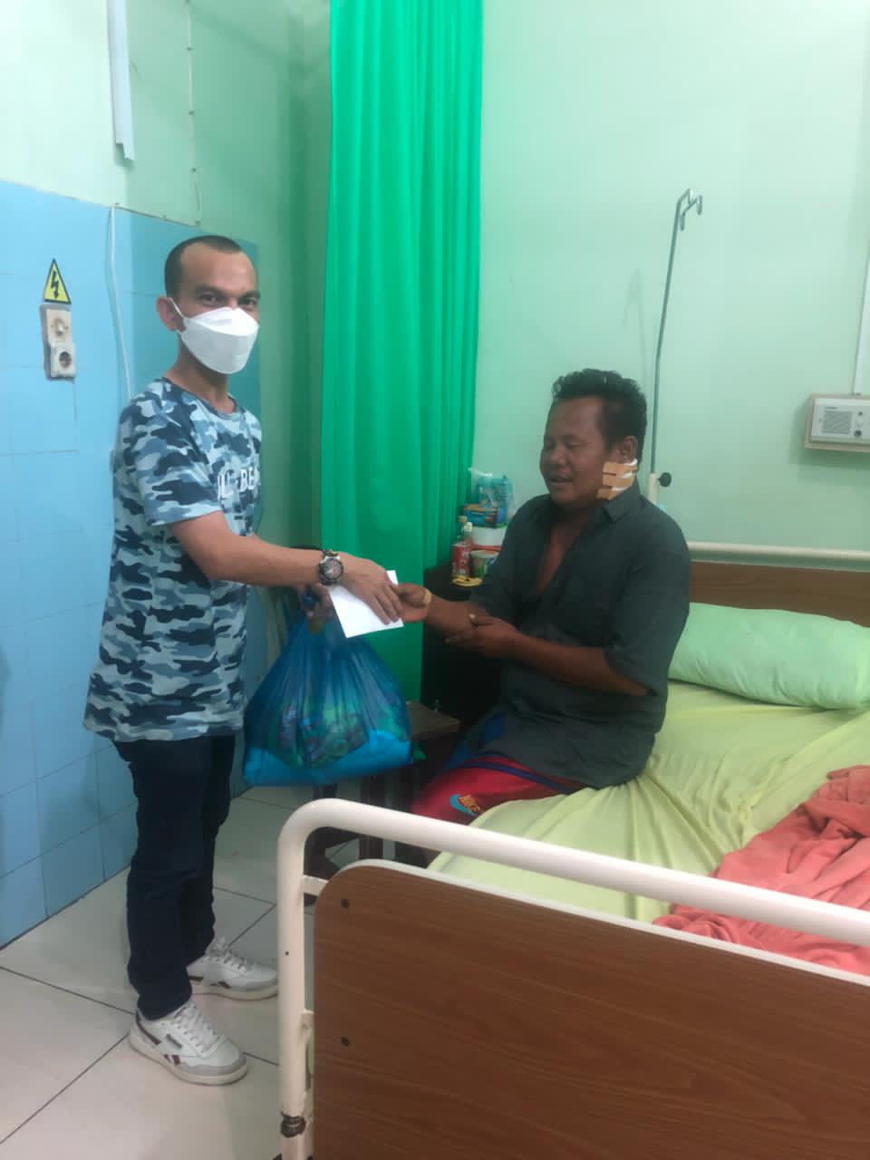 FWP Serahkan Tali Asih Kabareskrim pada Jukir Korban Ditembak  Perampok 