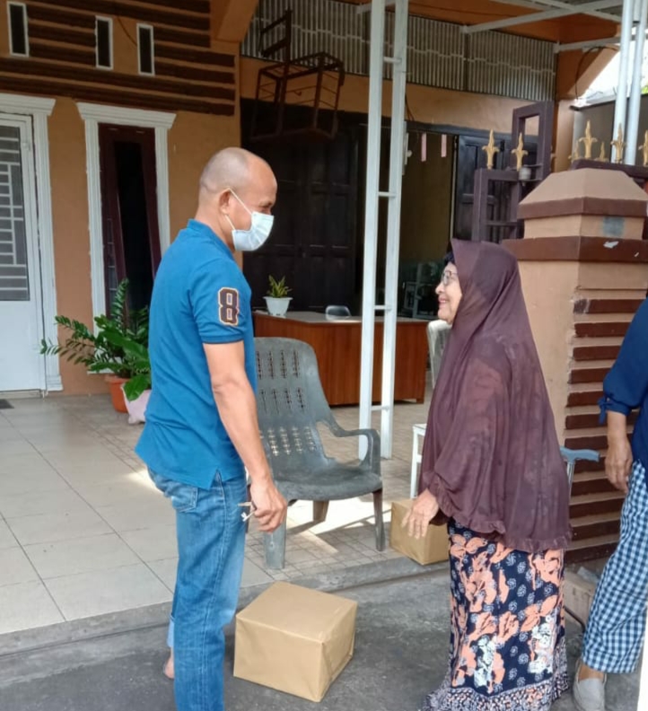 FWP Serahkan Hadiah dari Mantan Kapoldasu ke Kaum Lansia