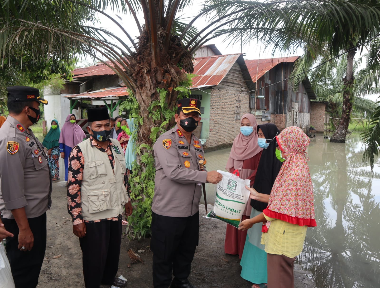 Kapolres Batu Bara bersama KSJ Baksos di Medang Deras