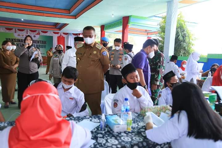 Pj Bupati Labuhanbatu Pantau Pelaksanaan Vaksinasi Massal