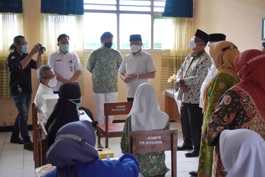 Gubernur Rohidin Tinjau Vaksinasi Pelajar di MAN 2