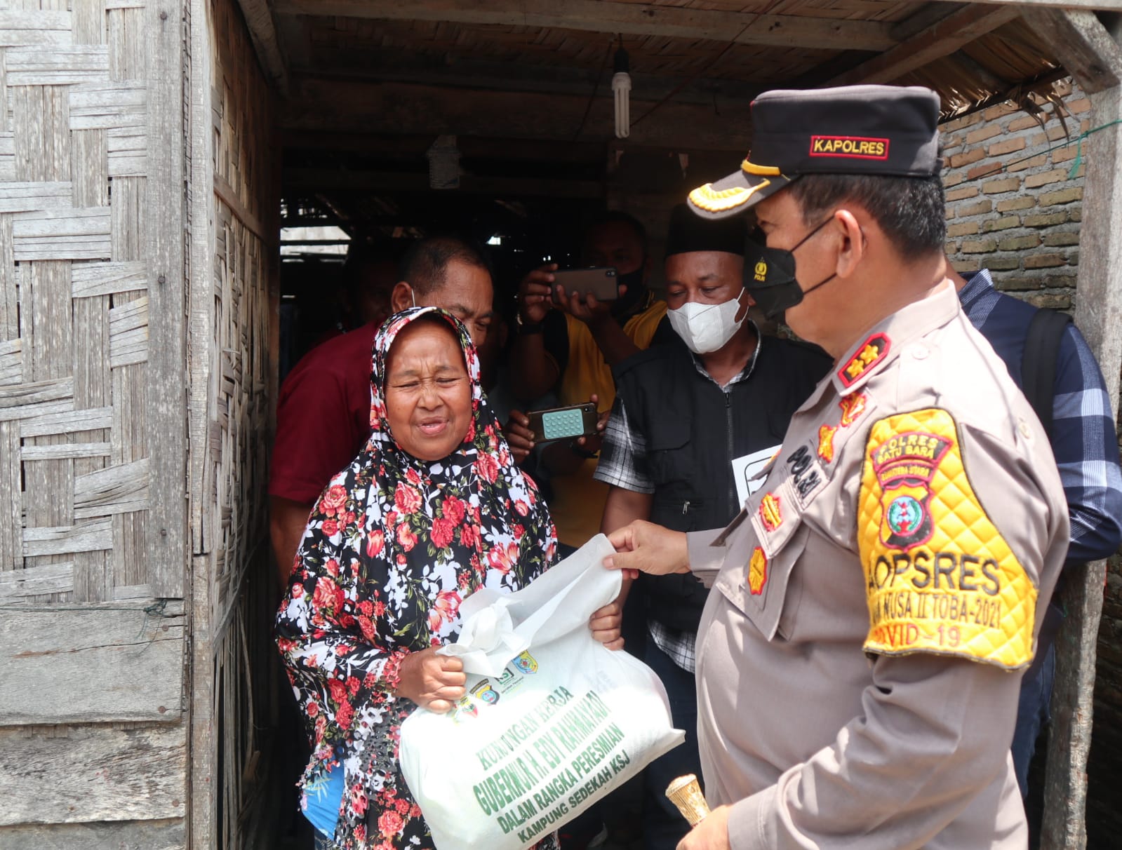 Prihatin Kondisi Nek Asbah Kapolres Batu Bara Berikan Bantuan dan Renovasi Rumah 