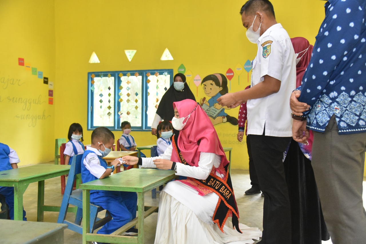 Maya Indriasari Salurkan 50 KIA ke TK dan PAUD Lima Puluh