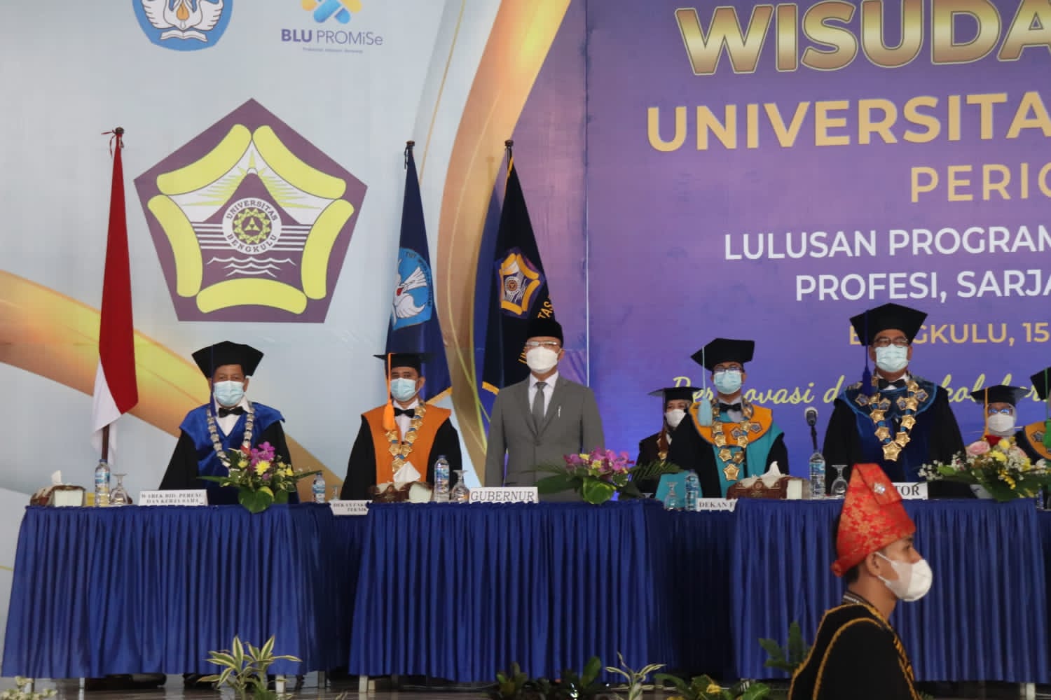 Sumbangkan Lagu Ibu Ciptaan Iwan Fals, Gubernur Rohidin Kepada Wisudawan UNIB : Buatlah Orang Tua Bahagia