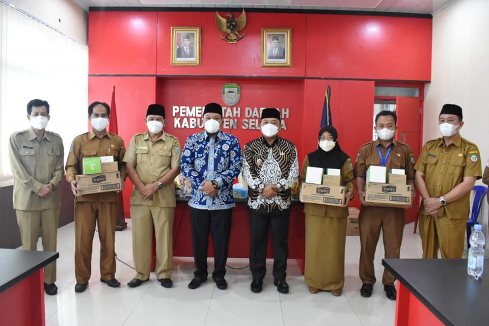 BUPATI Serahkan Bantuan Alat Kesehatan Ke Puskesmas Se-Kabupaten Seluma