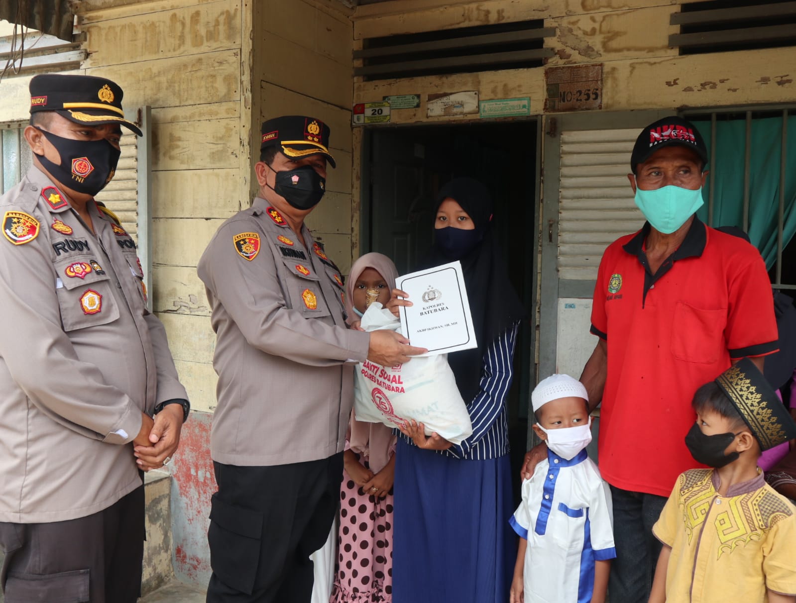 Kapolres Batubara Berikan Sembako Ke Syuhada Warga Laut Tador