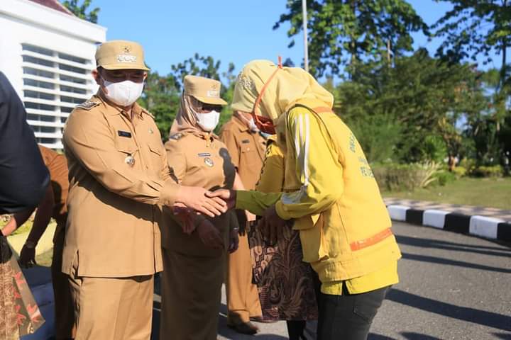 Bupati Labuhanbatu Berikan Bingkisan Kepada Pasukan Kuning 