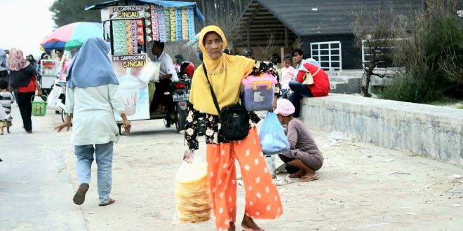 Perjuangan Di Usia Senja Nenek Supiah Si Tulang Punggung Keluarga Menggali Rezeki Dipinggiran Pantai