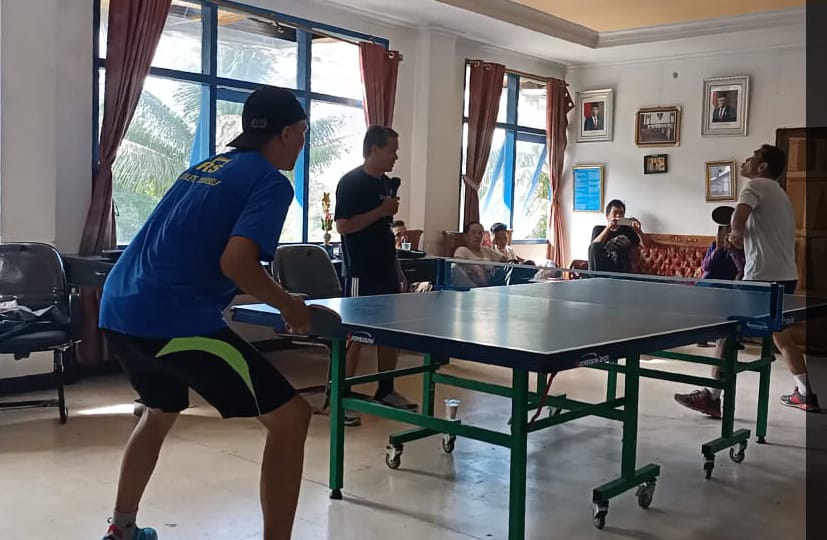 Wakili BeritaTerbit Edwin Juarai Turnamen Tenis Meja PWI