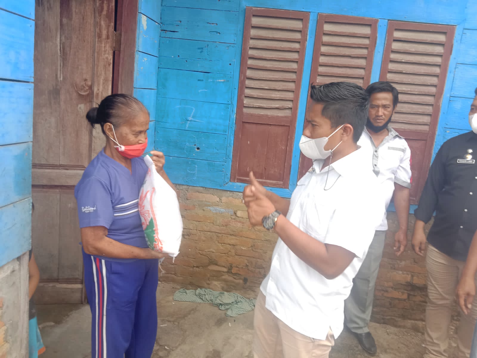 Kadin Batubara Berbagi Beras di Desa Kampung Kelapa