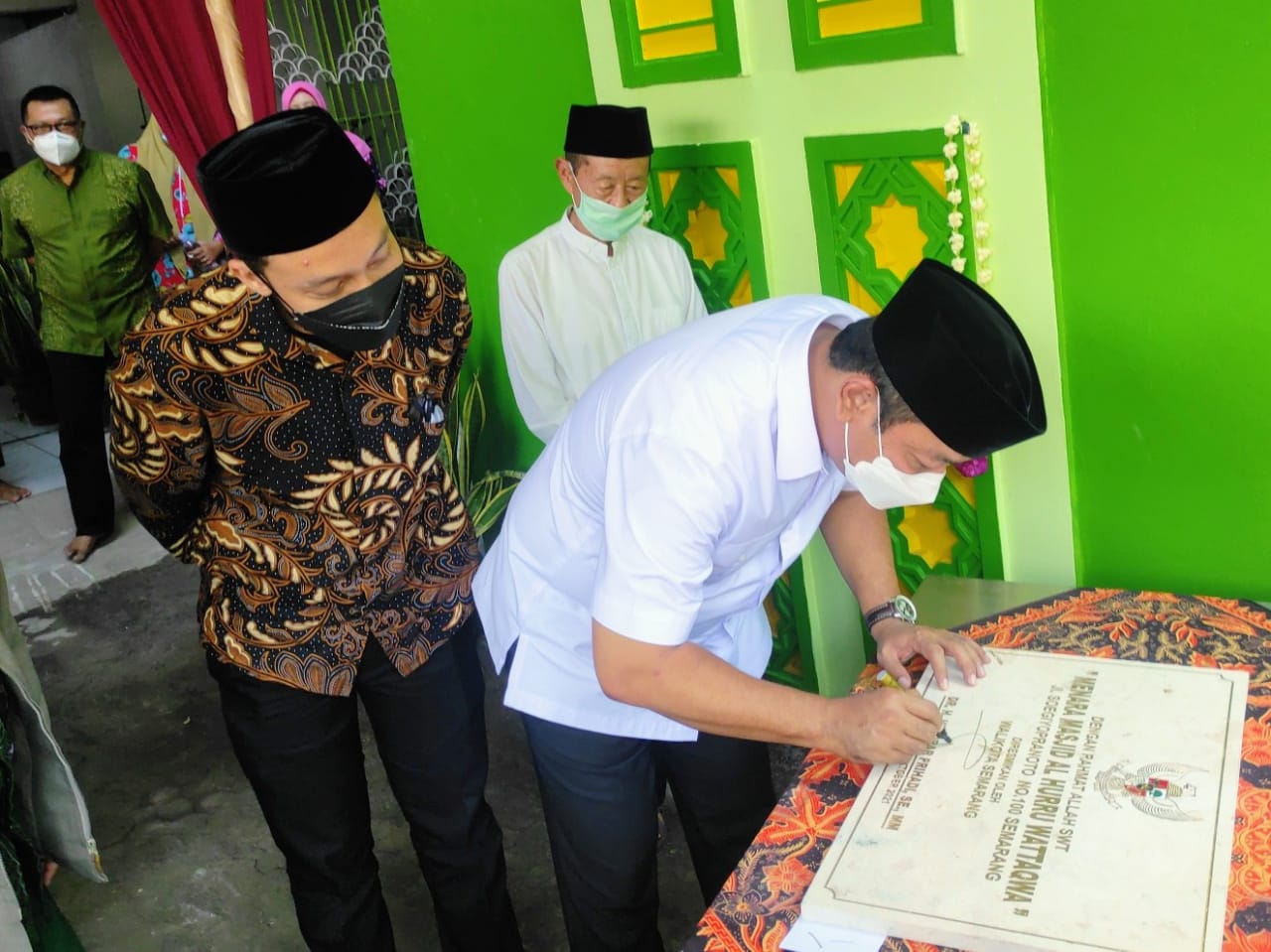 Walikota Semarang Tandatangani Prasasti Menara Masjid Al Hurru Wattaqwa.