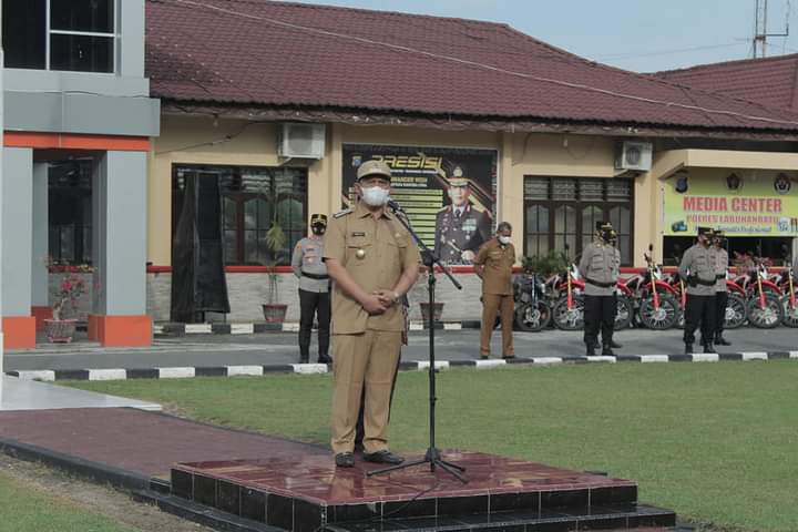 Bupati Labuhanbatu Pimpin Upacara Pemberian Penghargaan kepada Personel Polres