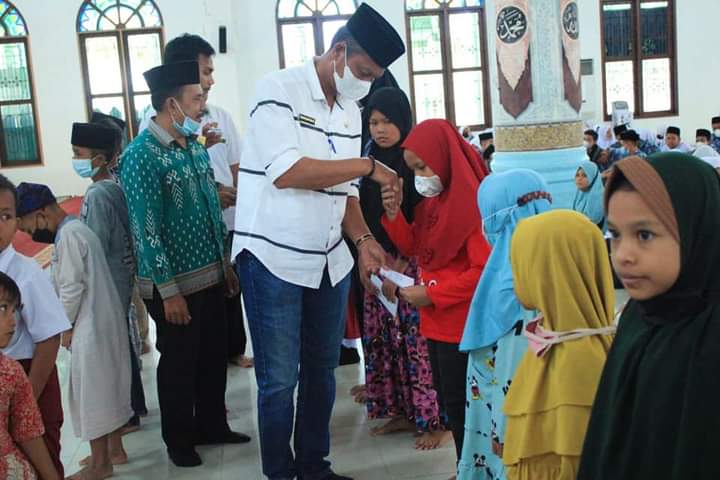 Wakili Bupati Labuhanbatu Serahkan Zakat dari Baznas