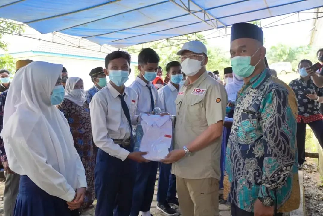 Gubernur Rohidin Serahkan Seragam Gratis di SMKN 3 Benteng