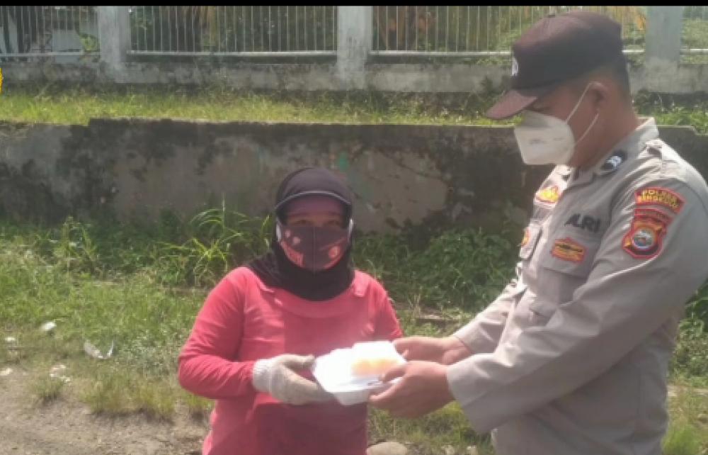 Giat Patroli Polres Bengkulu Bagikan Nasi Kotak dan Sosialisasi Prokes