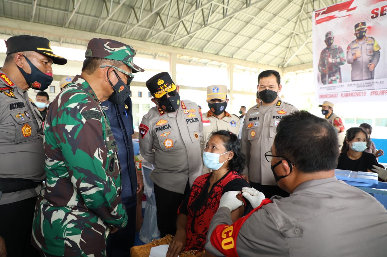 Serbu Nias Barat dengan 10 ribu Vaksin Kapoldasu dan Pangdam I/BB : Kita Jaga kesehatan masyarakat