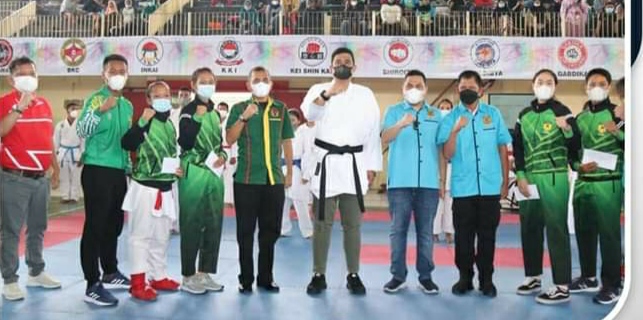 Buka Kejuaraan Karate Walikota Disematkan Sabuk Hitam