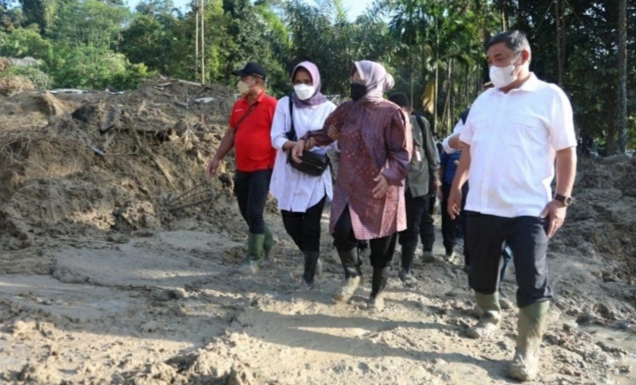 Mensos RI Kunjungi Warga Dampak Longsor Di Deliserdang
