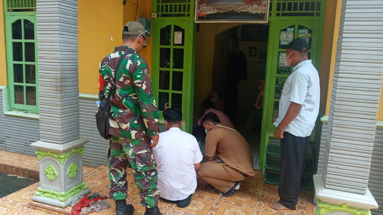 Door To Door Babinsa Dampingi Tim Vaksinasi Terhadap Lansia