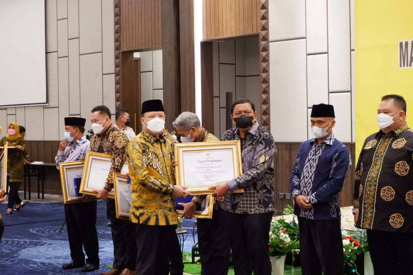 Hari Kesehatan Nasional Pemkab BU Raih 5 Penghargaan Sekaligus dari Gubernur