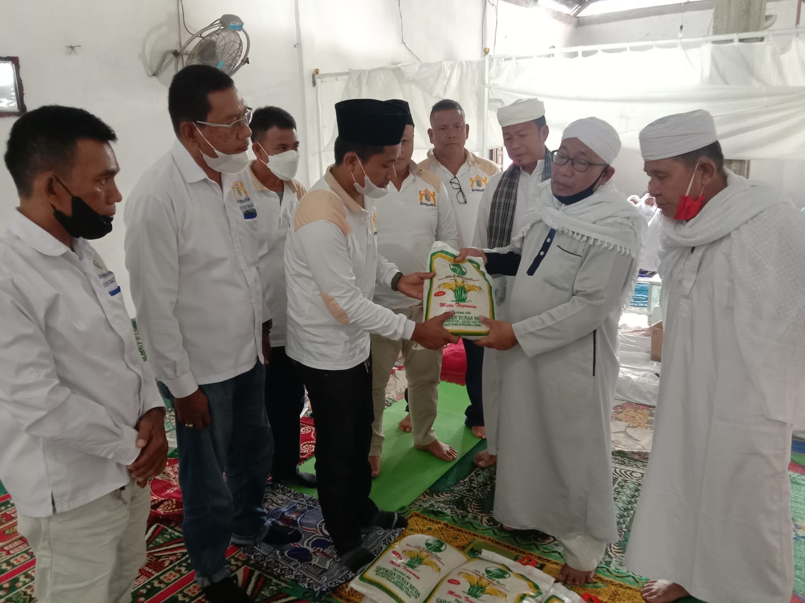 Kadin Batubara Berbagi di Rumah Suluk Thoriqot Naqsabandiyah Talawi