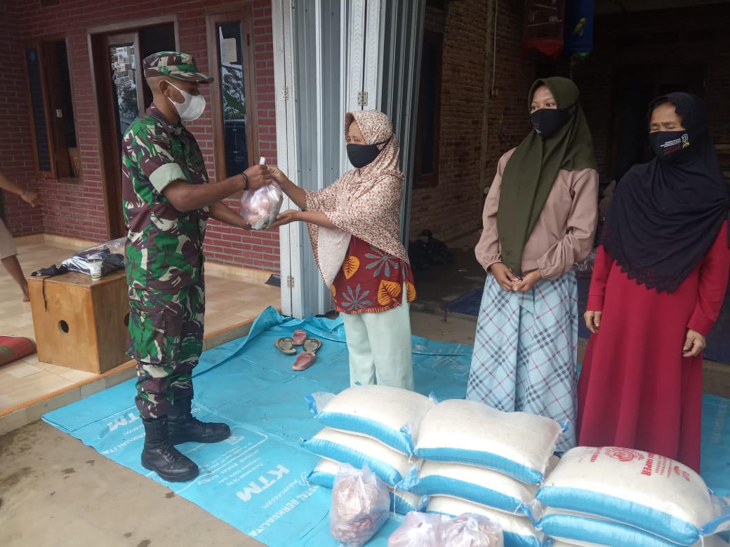 Koramil 05/Tersono Dampingi Penyaluran Bantuan Sembako