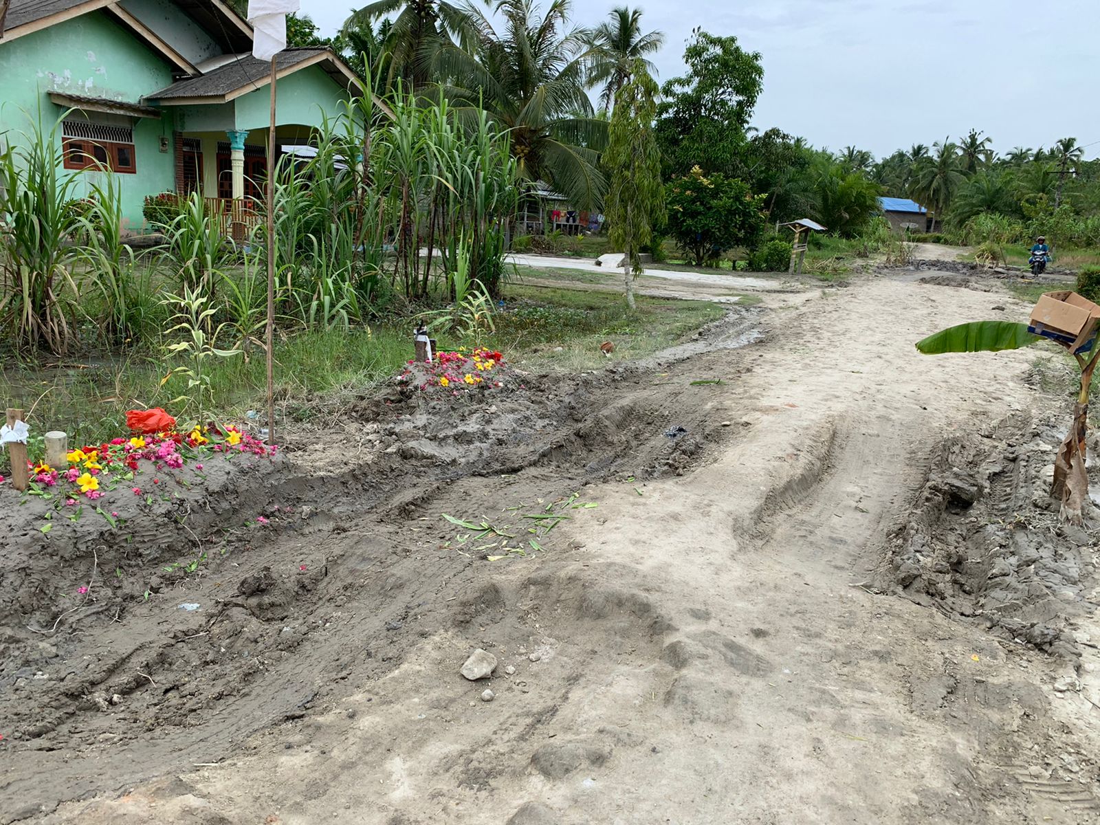 Kecewa Tak Kunjung Diperbaiki Warga Batubara Sulap Jalan Rusak Jadi Kuburan