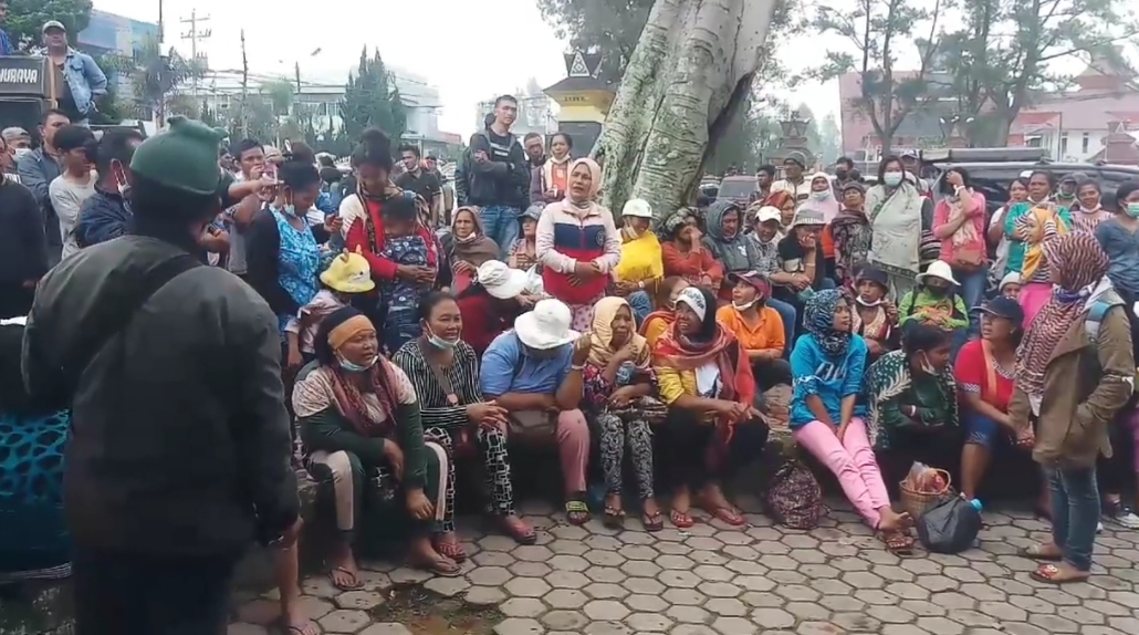 Warga Tiga Desa Gelar Aksi Damai di Kantor DPRD Karo 