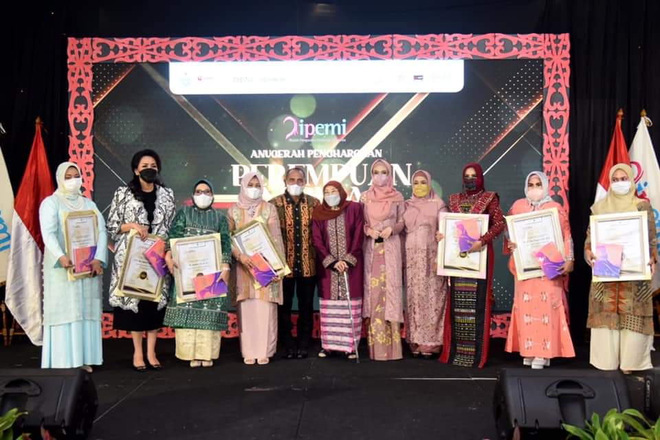 Nawal Lubis Raih Anugerah Penghargaan Perempuan Inspirasi Indonesia 2021