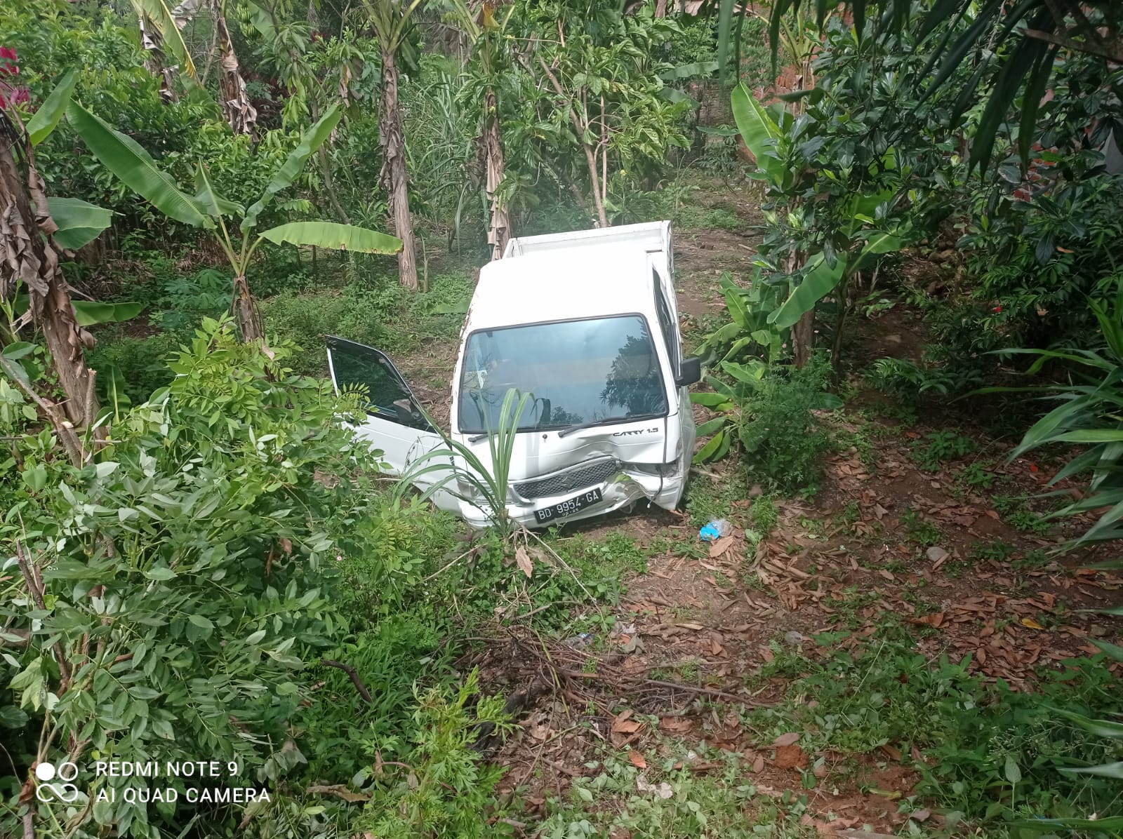 Supir Alami Kaki Keram Pickup Masuk Jurang