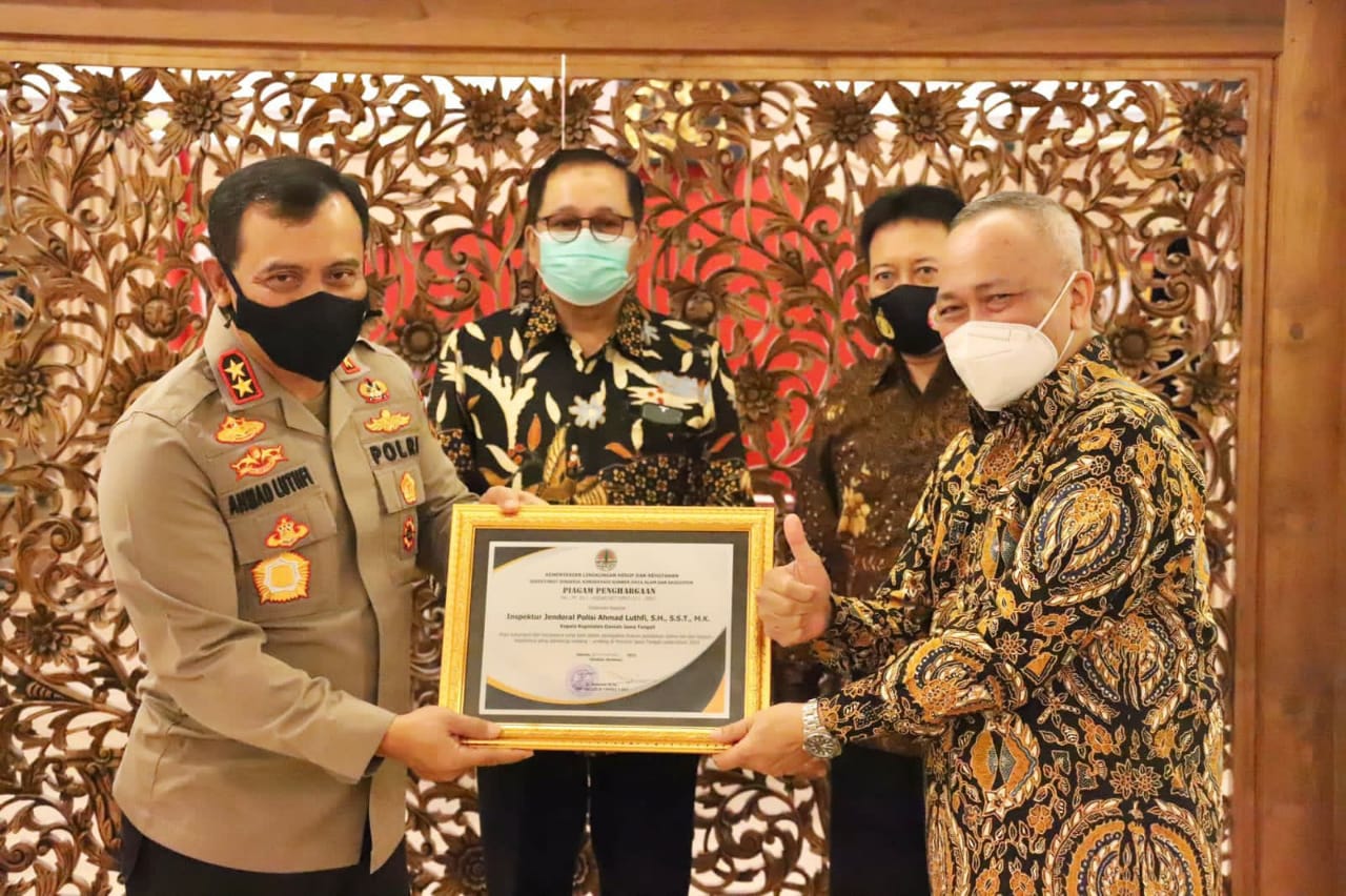 Kapolda dan Wakapolda Jateng Terima Penghargaan