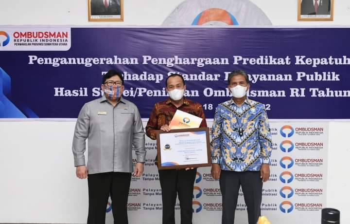 Bupati Zahir Terima Penghargaan Predikat Kepatuhan Tinggi Standar Pelayanan Publik