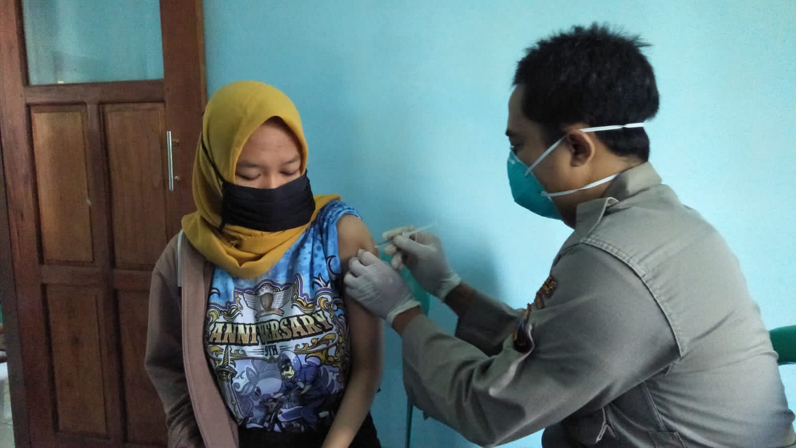 Polres Magelang Suntik Vaksin Kepada 398 Warga Lereng Gunung Sumbing