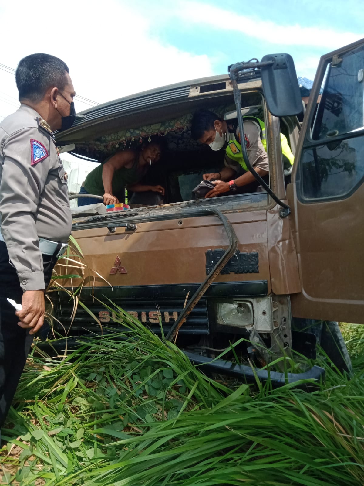 Laka Tunggal Truk Fuso Akibatkan Sopir Tewas Di Tempat