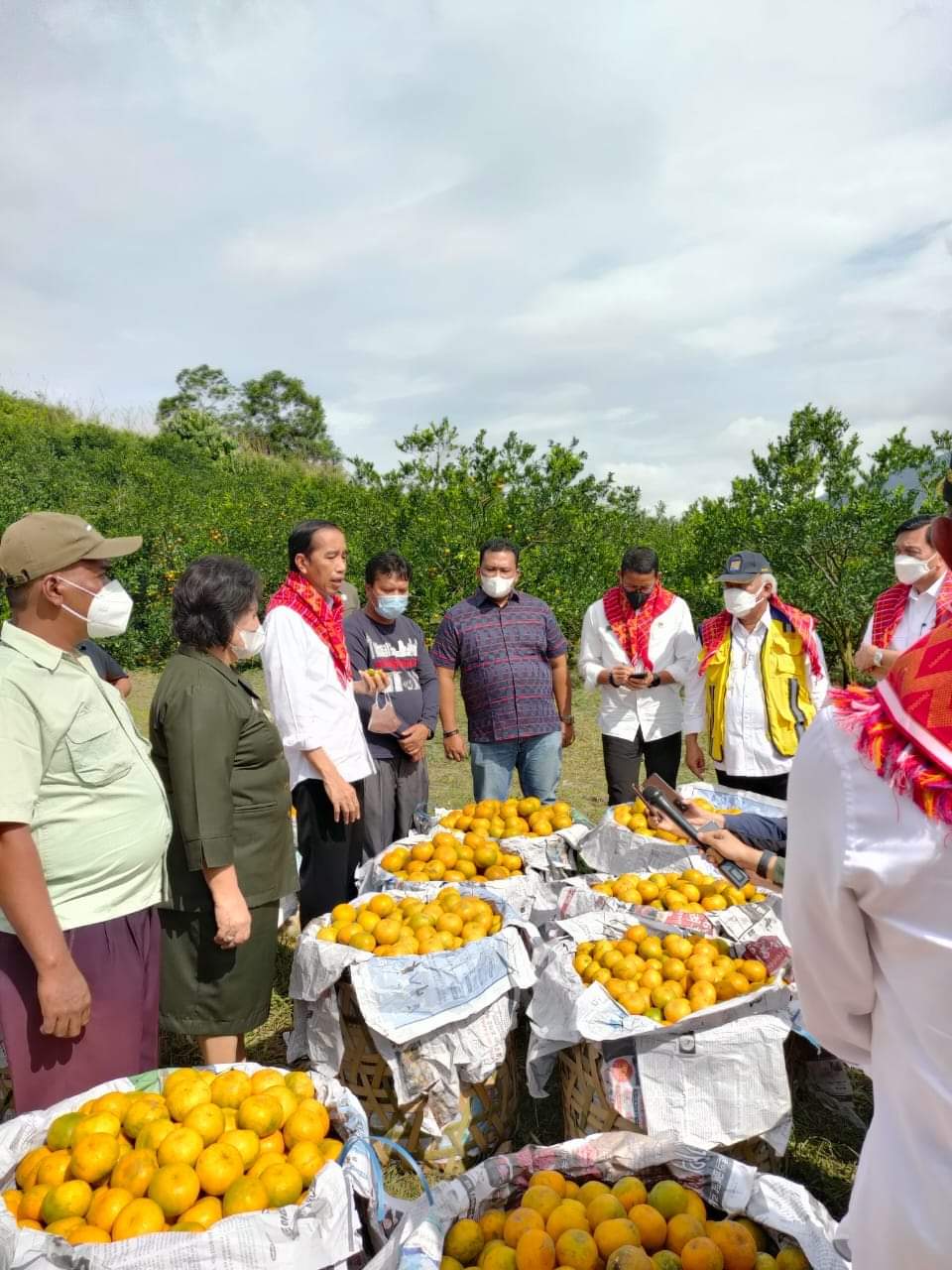 Bupati Karo Dan Warga Kawasan LMD Sambut Kunker Presiden Jokowi 