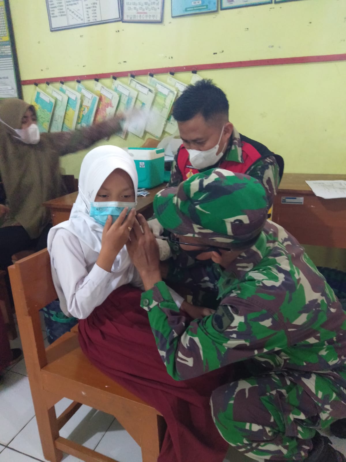 Koramil Tulis Beri Motivasi Dan Pendampingan Vaksinasi Anak Usia 6-11 Tahun