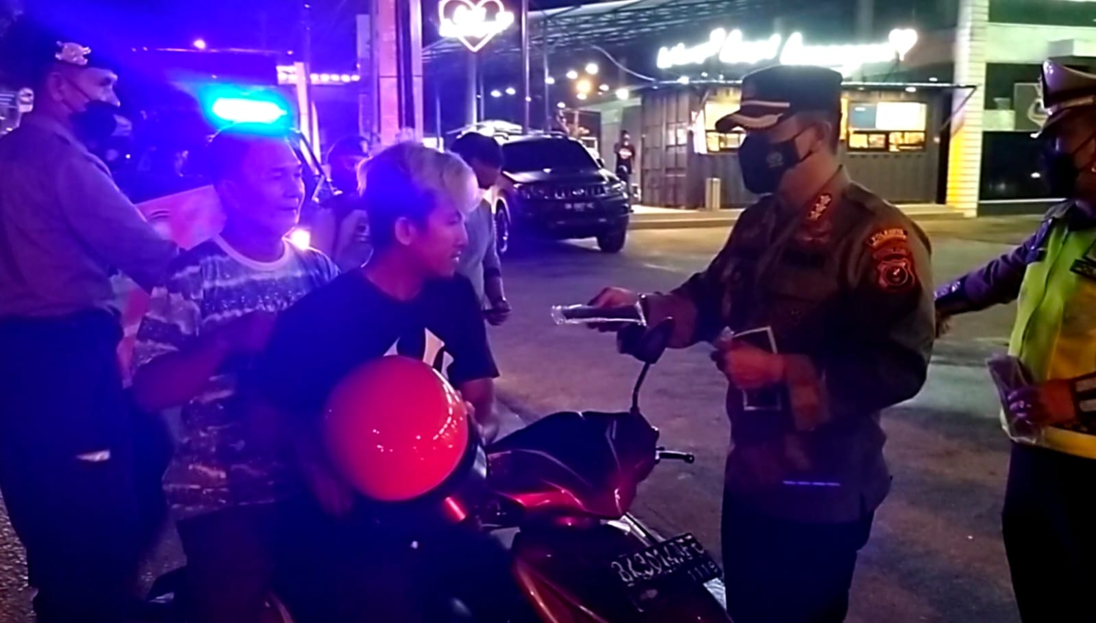 Operasi Yustisi Kapolresta Deli Serdang Turun Langsung Bagikan Masker 