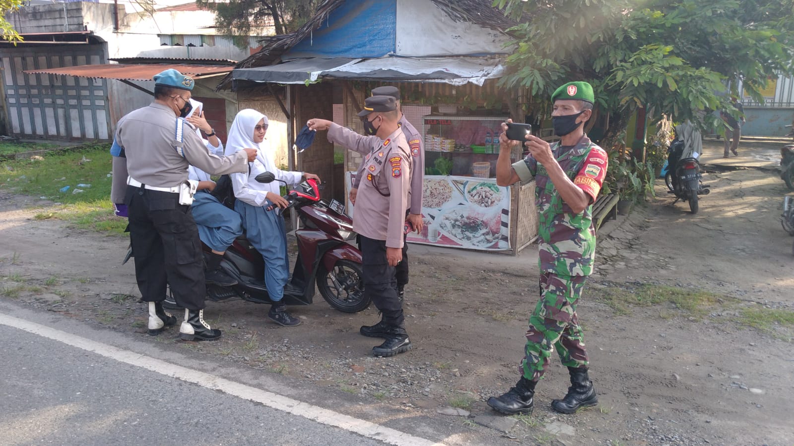 Cegah Penularan Covid-19 Polsek Air Batu Polres Asahan Bagikan Masker ke Warga