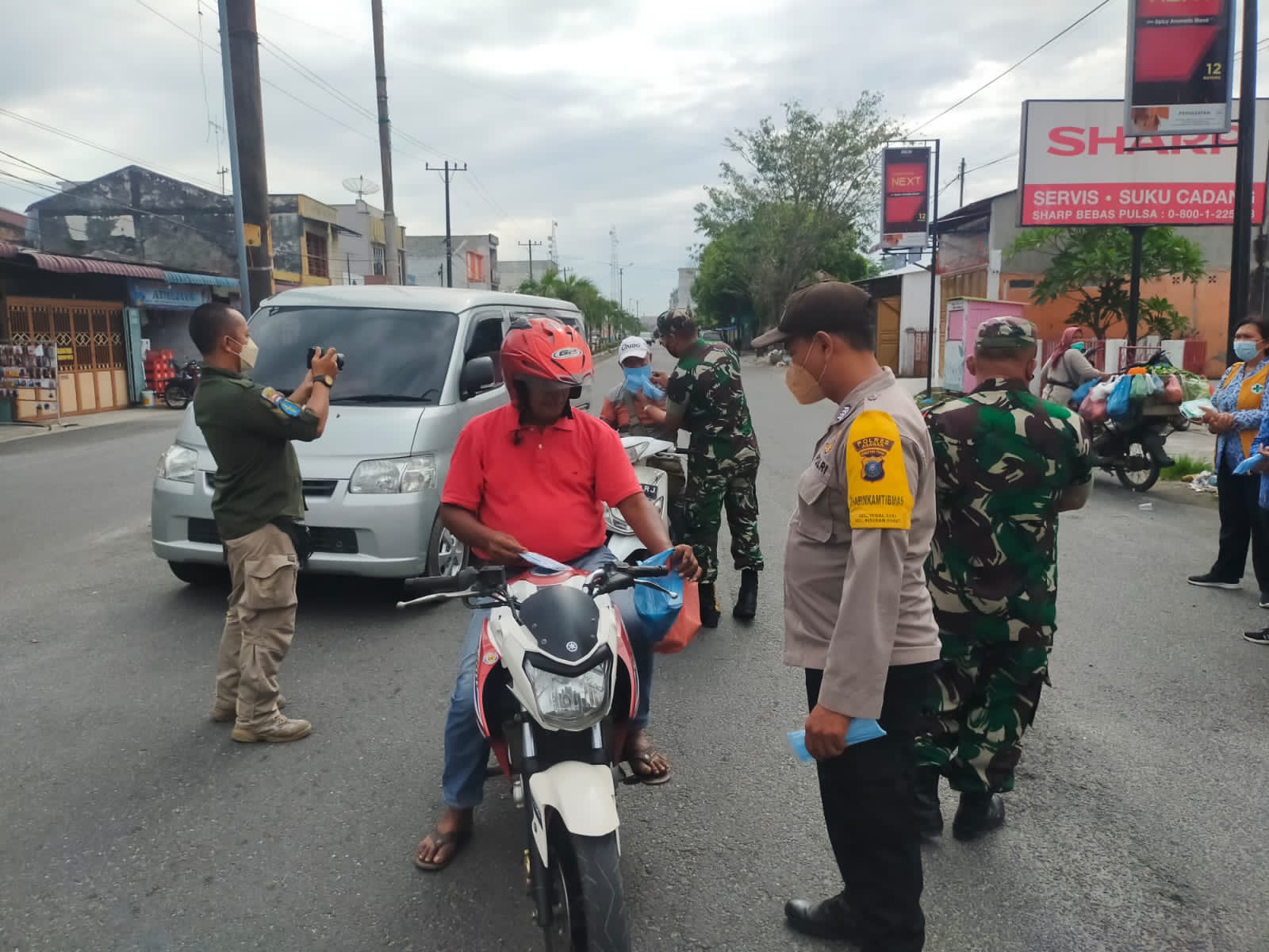 Polsek Kota Kisaran Bersama Muspika Ops Yustisi Bagikan Masker