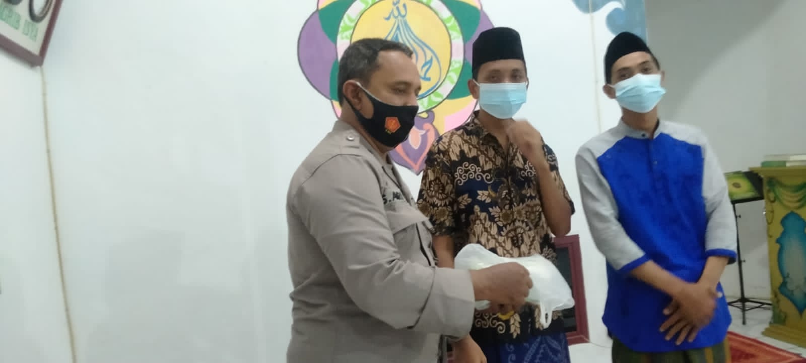 Polsek Bandar Pulau Bagikan Masker ke Jamaah Mesjid Muhajirin