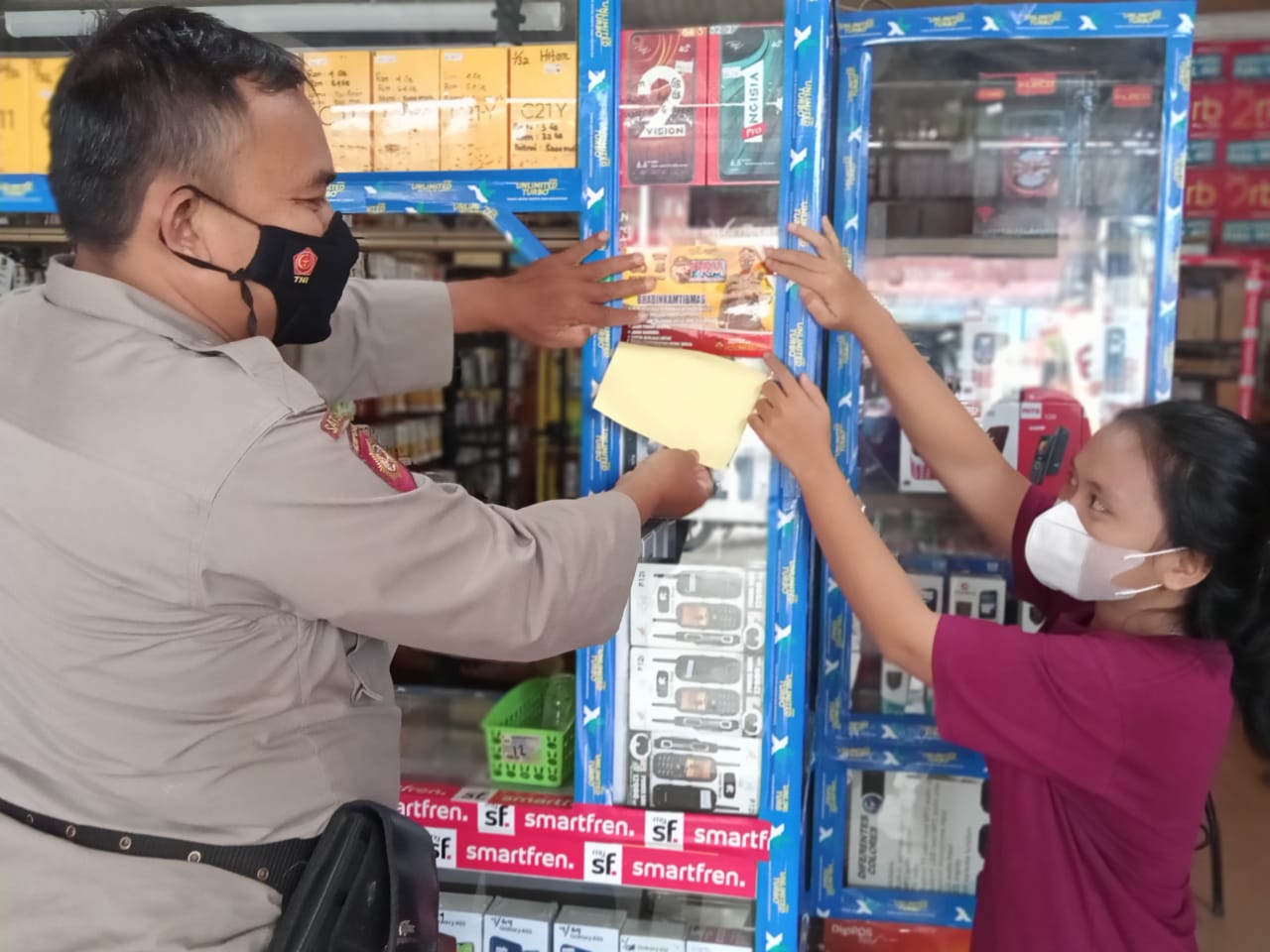 Kanit Binmas Polsek Pulau Raja Pasang Stiker Pengaduan Kamtibmas