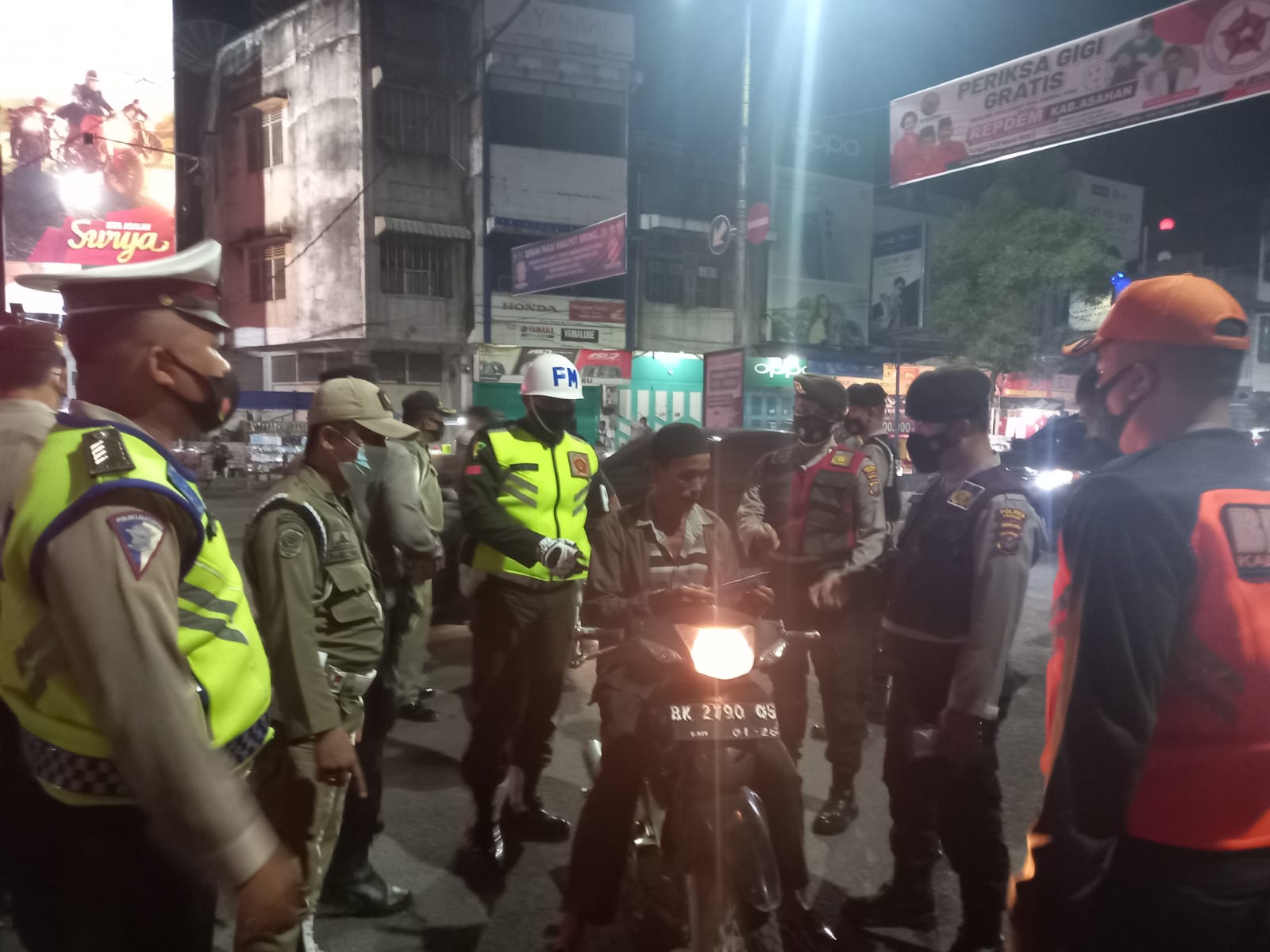 Polres Asahan Bagikan Masker dan Beri Teguran Kepada 79 Orang Tidak Patuh Prokes
