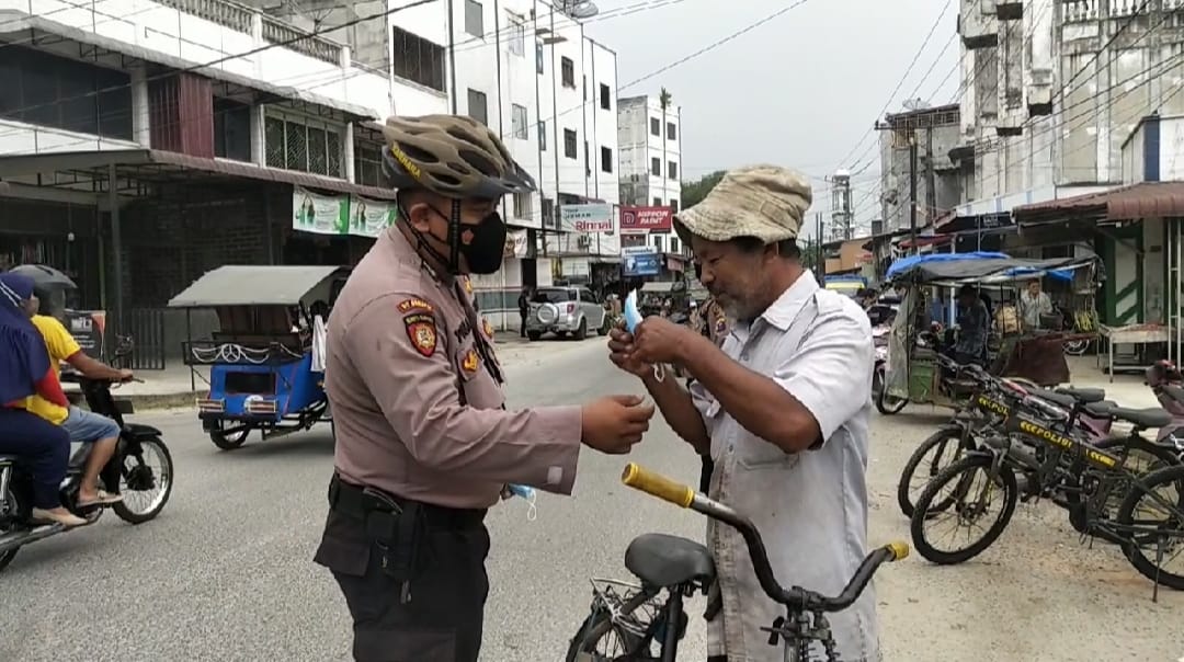 Personel Sat Samapta Polres Asahan Bagikan Masker Kepada Masyarakat