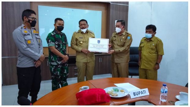 Bupati BU Serahkan Bantuan Kemanusiaan Senilai Rp 112 Juta Untuk Korban Erupsi Gunung Semeru di Lumajang