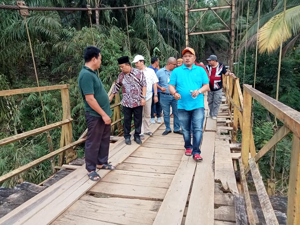 Bupati Wabup Dan Sekda Seluma Meninjau Jembatan Rusak Akibat Banjir 
